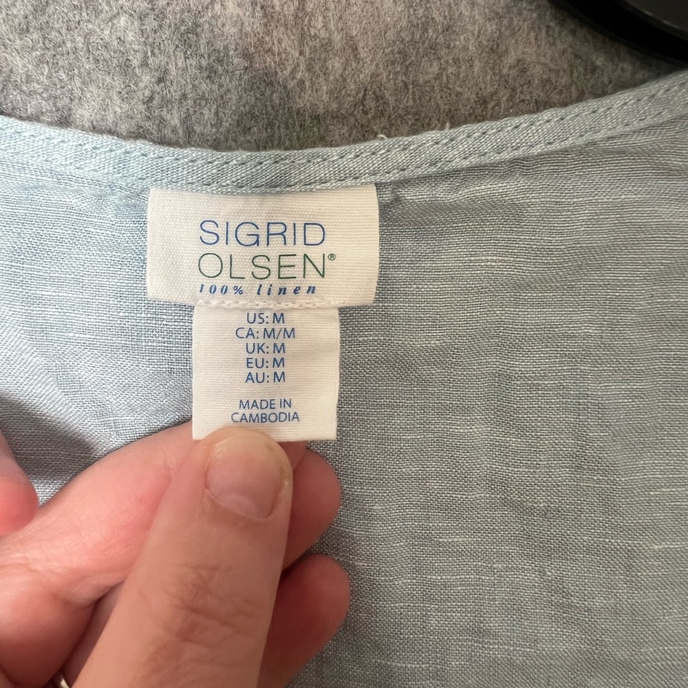 Sigrid Olsen Woman Size Medium 100% linen roll-tab tunic blouse in a light blue - Picture 2 of 7